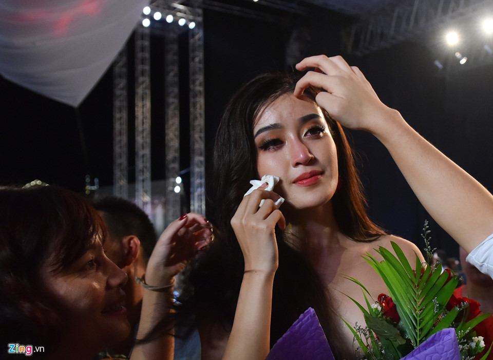 Huyền My khóc nức nở, không đến chúc mừng tân hoa hậu