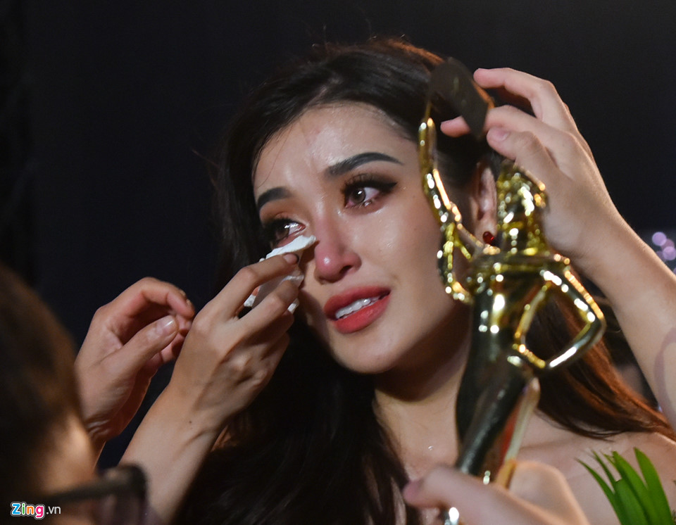 Huyền My khóc nức nở, không đến chúc mừng tân hoa hậu