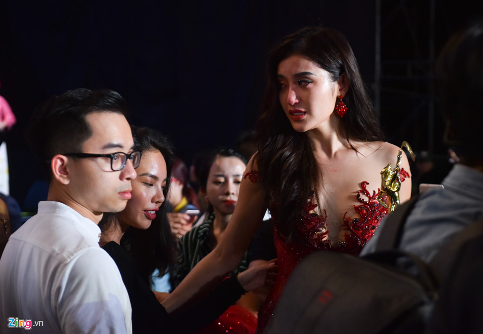 Huyền My khóc nức nở, không đến chúc mừng tân hoa hậu