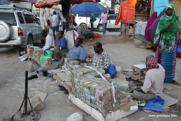 Quốc gia nghèo chẳng có gì ngoài tiền, đi chợ mua rau cũng phải mang cả bao tải, chất tiền thành đống