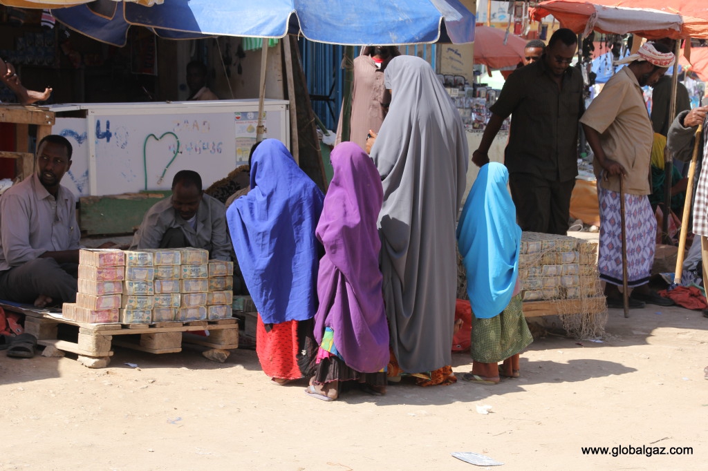 Quốc gia nghèo chẳng có gì ngoài tiền, đi chợ mua rau cũng phải mang cả bao tải, chất tiền thành đống Quốc gia nghèo chẳng có gì ngoài tiền, đi chợ mua rau cũng phải mang cả bao tải, chất tiền thành đống