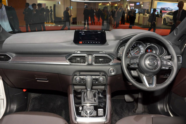 Mục sở thị vẻ đẹp ngoài đời thực của crossover 3 hàng ghế Mazda CX-8 mới