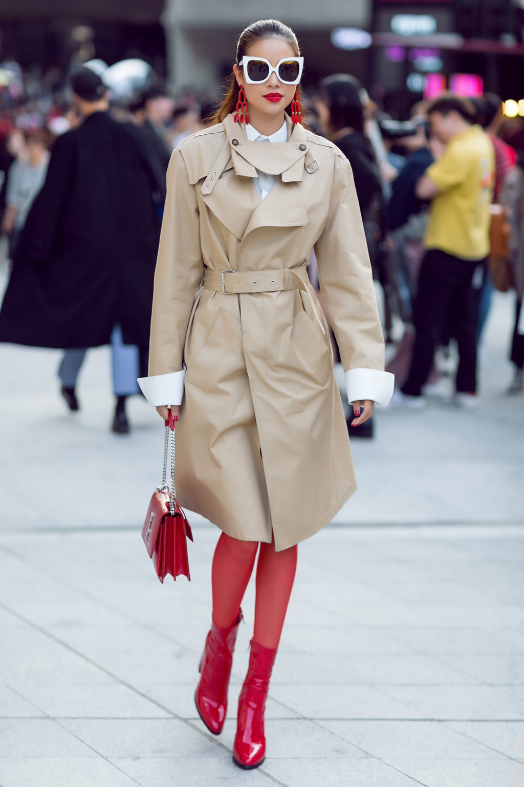 Phạm Hương, Châu Bùi đang lăng xê mẫu giày bốt nào?