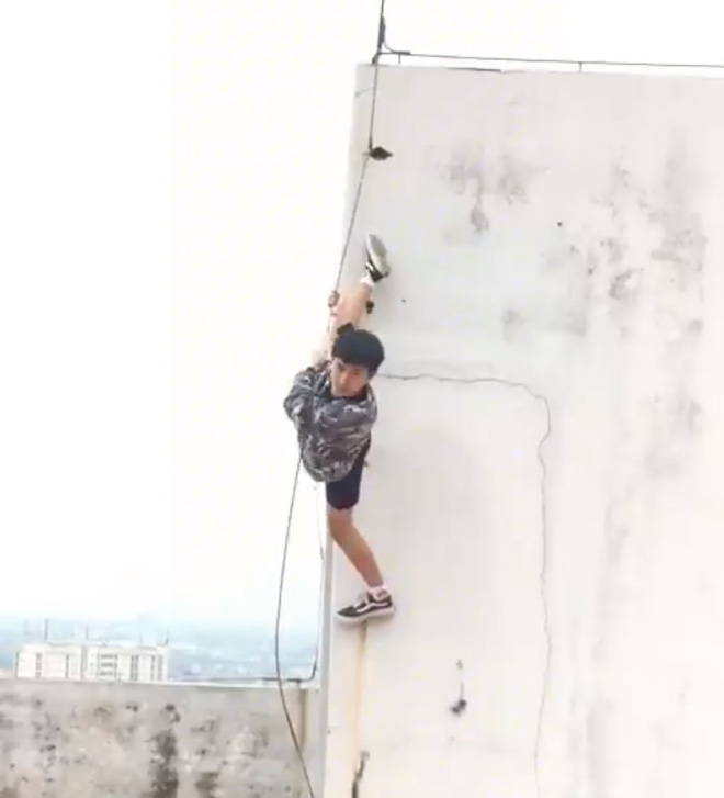 Mê Next Top Model, chàng SV Kiến Trúc lên sân thượng đu dây với ekip cố vấn có tâm như thật