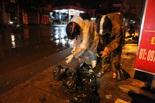 Theo chân chàng sinh viên 19 tuổi tìm xác hài nhi trong đêm mưa