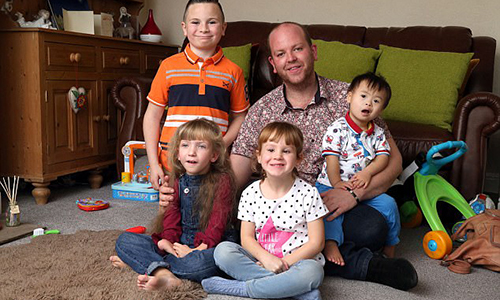 Người đàn ông được tôn là thánh vì nhận nuôi 4 con khuyết tật