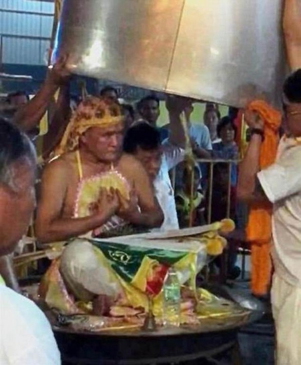 Pháp sư bị bỏng tử vong khi xông hơi trên chảo lửa để “tẩy rửa tâm hồn”