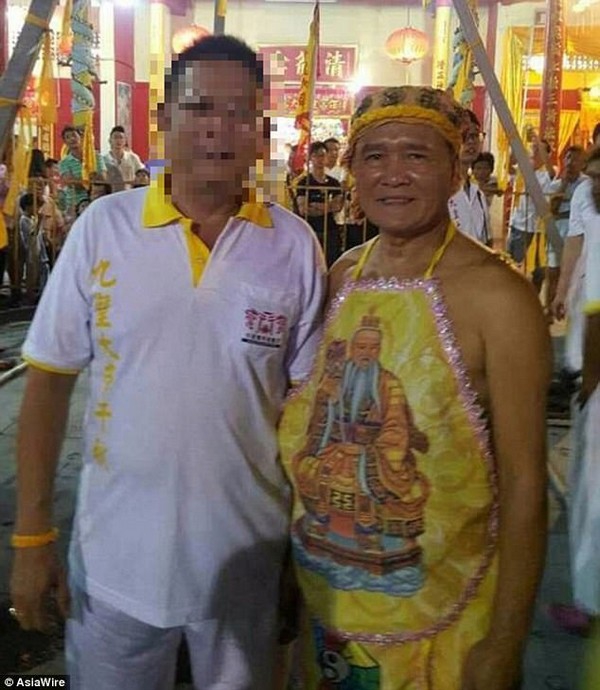 Pháp sư bị bỏng tử vong khi xông hơi trên chảo lửa để “tẩy rửa tâm hồn”