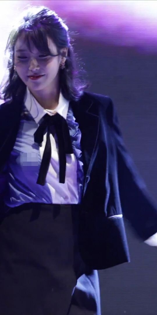 Lộ khoảnh khắc nhạy cảm, IU đang bị ảnh hưởng bởi cô bạn thân Sulli?