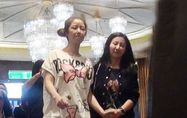 Không trang điểm, Lâm Tâm Như lộ mặt mộc già nua, thân hình gầy rộc