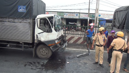 Tai nạn liên hoàn, tài xế cùng phụ xe mắc kẹt kêu cứu
