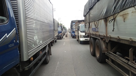 Tai nạn liên hoàn, tài xế cùng phụ xe mắc kẹt kêu cứu