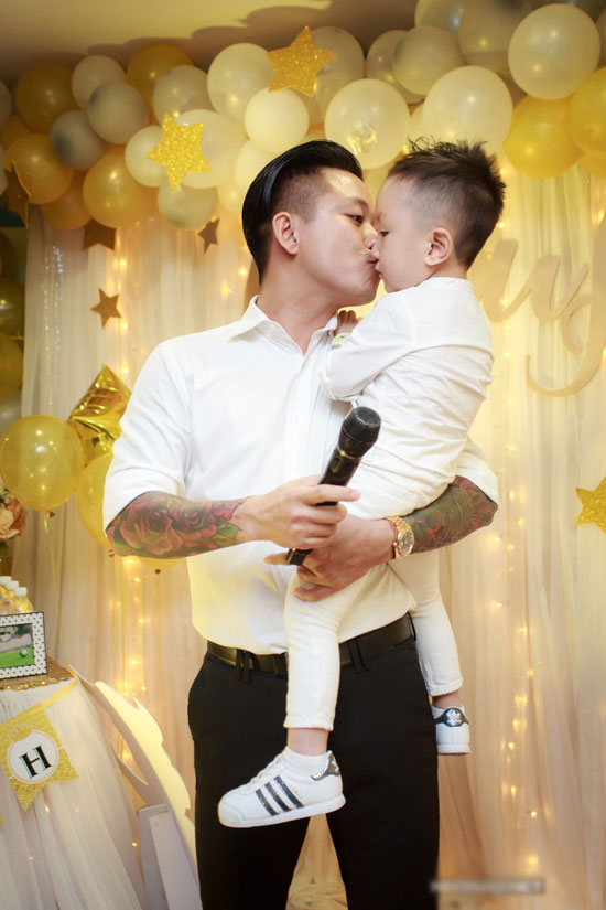 Vợ chồng Tuấn Hưng mở tiệc sinh nhật 3 tuổi hoành tráng cho con trai