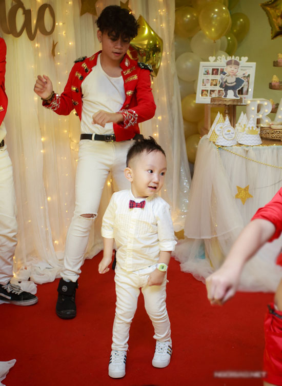 Vợ chồng Tuấn Hưng mở tiệc sinh nhật 3 tuổi hoành tráng cho con trai