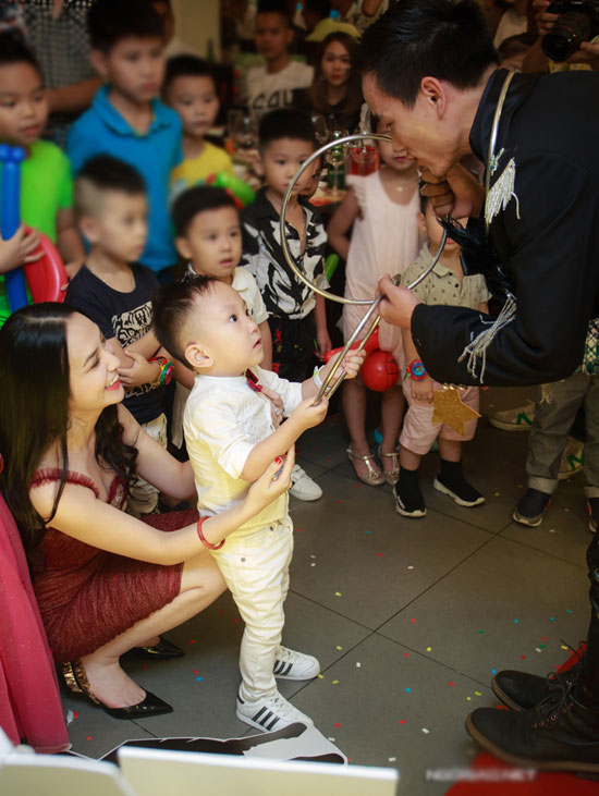 Vợ chồng Tuấn Hưng mở tiệc sinh nhật 3 tuổi hoành tráng cho con trai