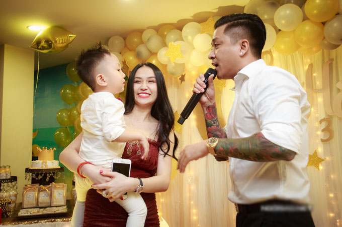 Vợ chồng Tuấn Hưng mở tiệc sinh nhật 3 tuổi hoành tráng cho con trai