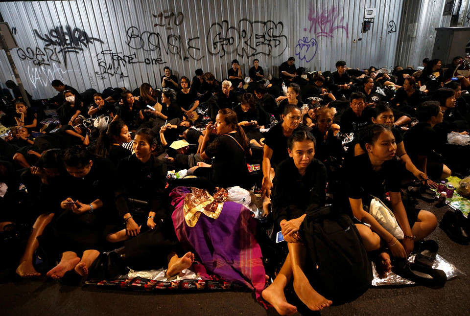 Vệ binh quốc gia bắn đại bác, mở đầu lễ hóa thân Vua Bhumibol