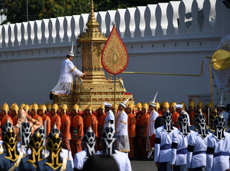 Vệ binh quốc gia bắn đại bác, mở đầu lễ hóa thân Vua Bhumibol