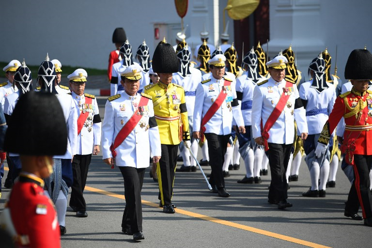 Vệ binh quốc gia bắn đại bác, mở đầu lễ hóa thân Vua Bhumibol