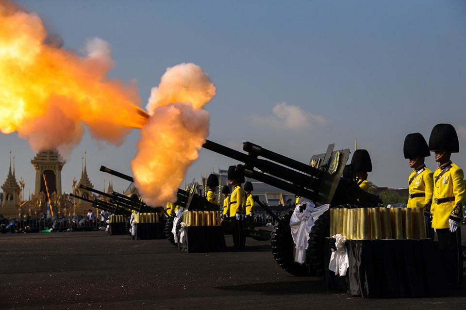 Vệ binh quốc gia bắn đại bác, mở đầu lễ hóa thân Vua Bhumibol