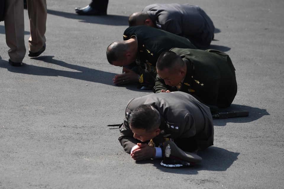 Vệ binh quốc gia bắn đại bác, mở đầu lễ hóa thân Vua Bhumibol
