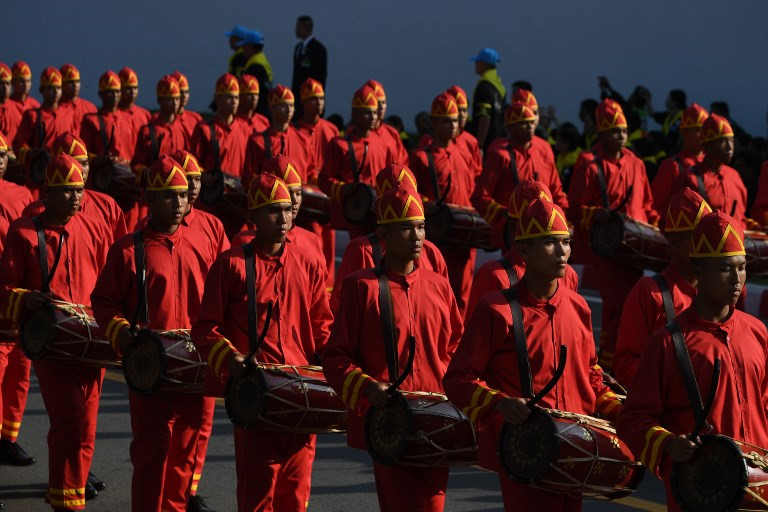 Vệ binh quốc gia bắn đại bác, mở đầu lễ hóa thân Vua Bhumibol