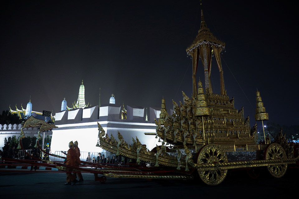 Vệ binh quốc gia bắn đại bác, mở đầu lễ hóa thân Vua Bhumibol