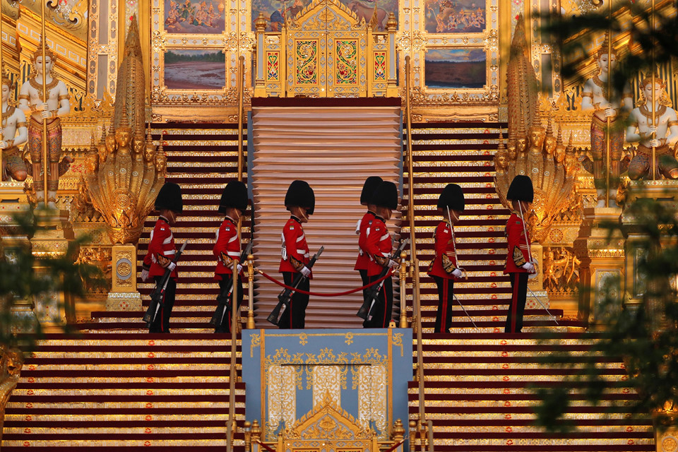 Vệ binh quốc gia bắn đại bác, mở đầu lễ hóa thân Vua Bhumibol