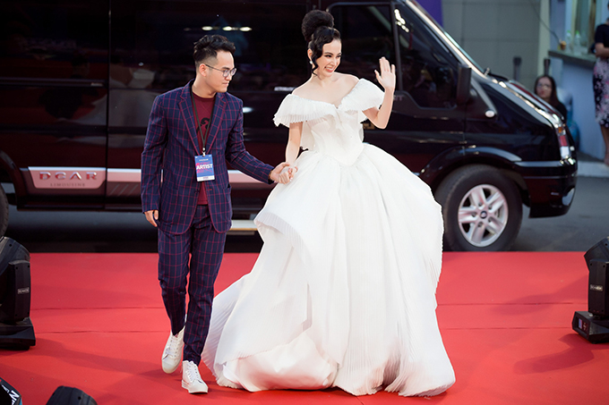 Angela Phương Trinh mặc đầm phát sáng đi trao giải MAMA