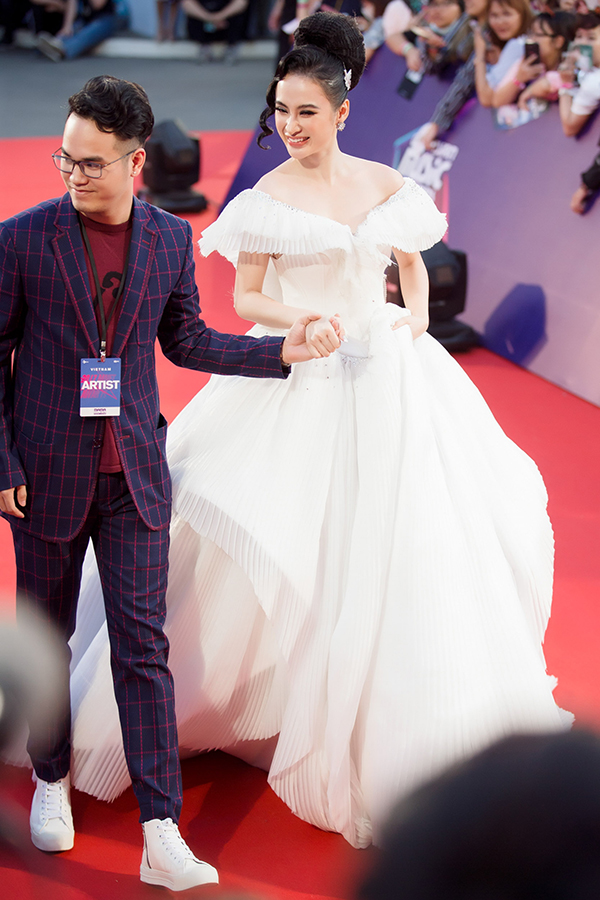 Angela Phương Trinh mặc đầm phát sáng đi trao giải MAMA