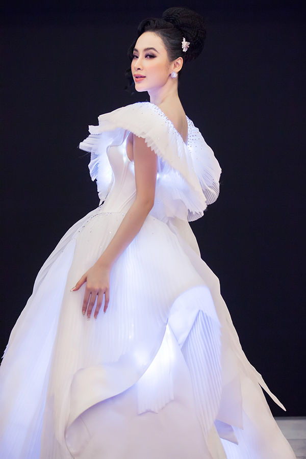 Angela Phương Trinh mặc đầm phát sáng đi trao giải MAMA