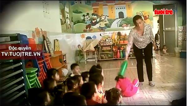 Bức xúc clip bảo mẫu nhà trẻ tư thục bạo hành hàng chục trẻ nhỏ dã man, dùng tay tát thẳng liên tục vào mặt