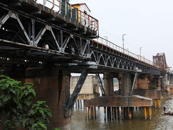 Phát hiện bom dài 2,5 m dưới gầm cầu Long Biên