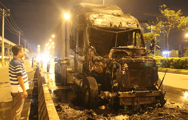 Tài xế bung cửa thoát khỏi xe đầu kéo cháy ngùn ngụt trên xa lộ Hà Nội