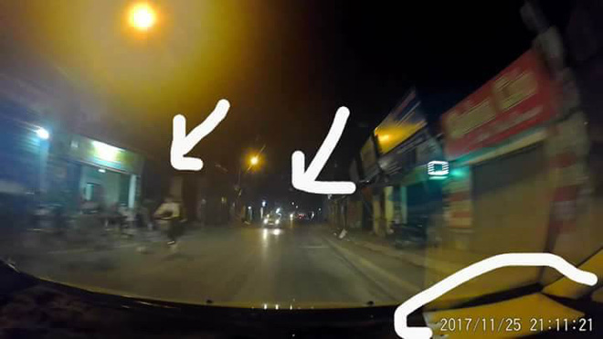 Hà Nội: Đi xe đạp dàn hàng ngang trên đường, 6 em học sinh bị ô tô tải đâm