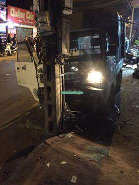 Hà Nội: Đi xe đạp dàn hàng ngang trên đường, 6 em học sinh bị ô tô tải đâm