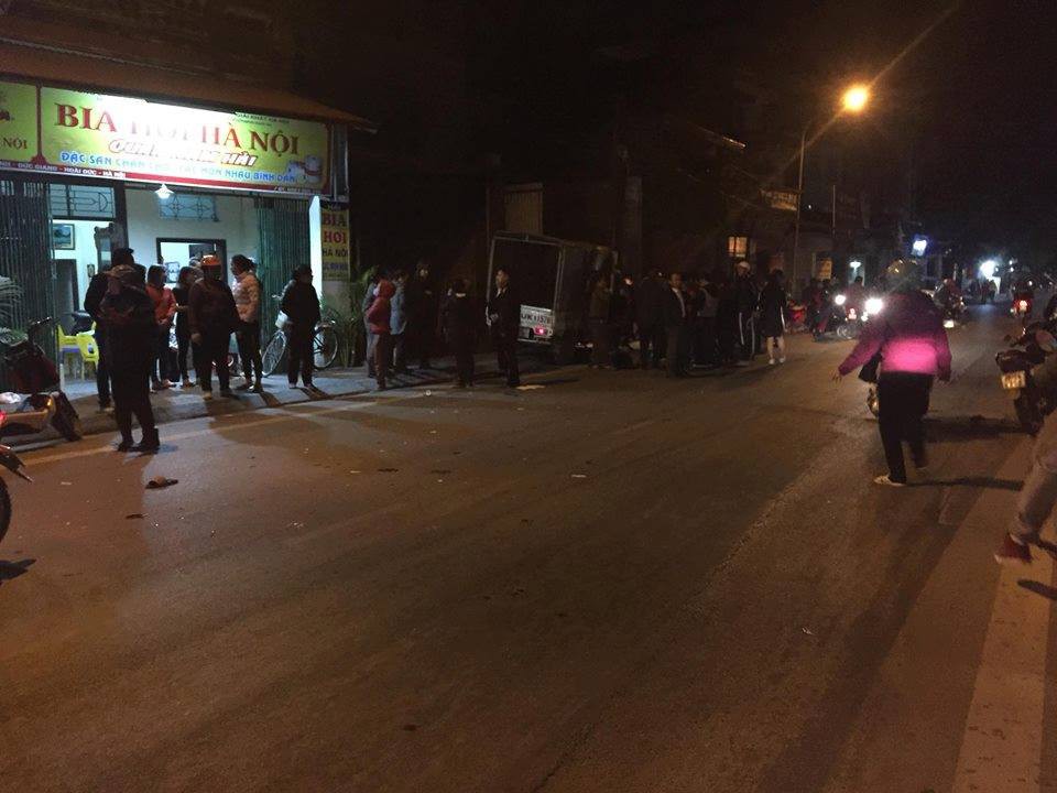 Hà Nội: Đi xe đạp dàn hàng ngang trên đường, 6 em học sinh bị ô tô tải đâm