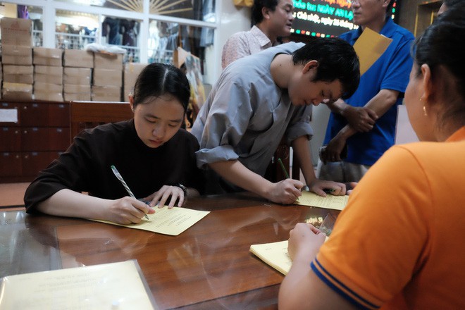 Sài Gòn: Vợ dắt chồng, mẹ ẵm con gái đi đăng ký hiến tạng cứu người