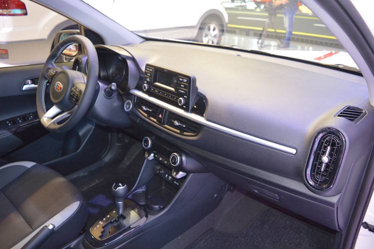 Kia Morning mới tinh giá 240 triệu: Xe nhỏ giá rẻ vô địch