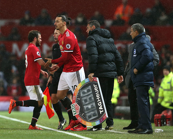 Mourinho nhăn mặt sau trận thắng nhọc nhằn của MU