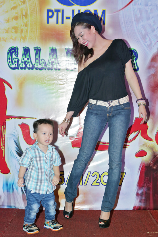 Phi Thanh Vân mặc áo lệch vai, khoe ngực khủng nhờ dao kéo