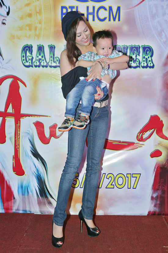 Phi Thanh Vân mặc áo lệch vai, khoe ngực khủng nhờ dao kéo