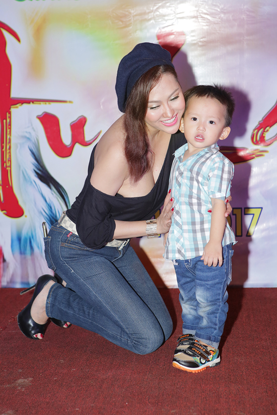 Phi Thanh Vân mặc áo lệch vai, khoe ngực khủng nhờ dao kéo