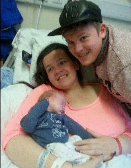 Ngưng tim trong khi sinh, tỉnh dậy bà mẹ tin rằng mình mới 13 tuổi