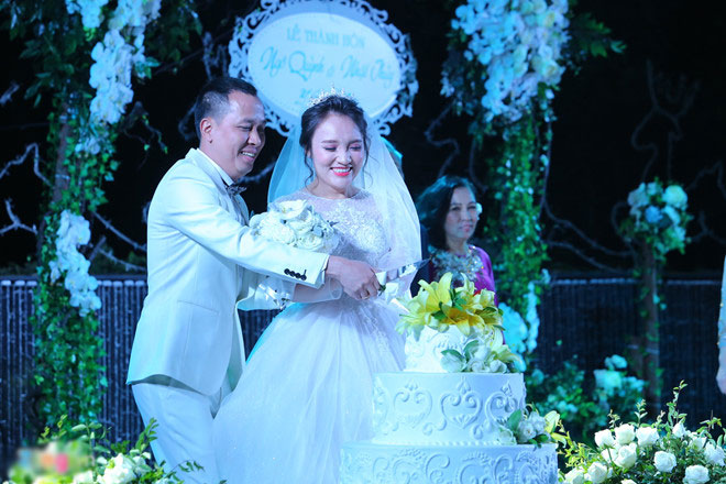 Nhật Thủy nồng nàn hát tặng chồng hơn 14 tuổi trong ngày cưới