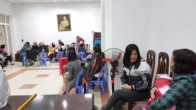 Hà Nội: Không kịp mặc áo ấm, người dân vội vàng ôm con tháo chạy khỏi tòa nhà 17 tầng đang bốc cháy