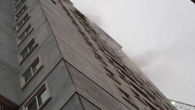 Hà Nội: Không kịp mặc áo ấm, người dân vội vàng ôm con tháo chạy khỏi tòa nhà 17 tầng đang bốc cháy