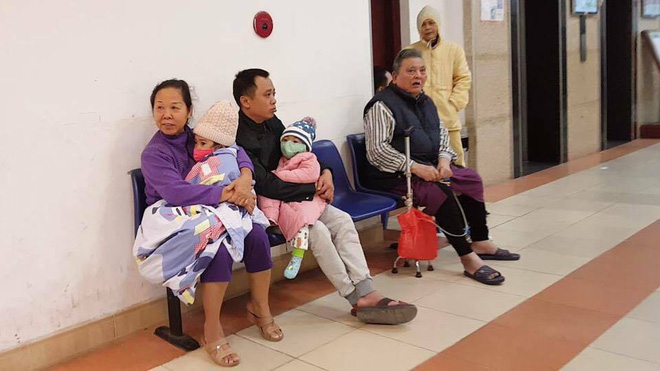 Hà Nội: Không kịp mặc áo ấm, người dân vội vàng ôm con tháo chạy khỏi tòa nhà 17 tầng đang bốc cháy