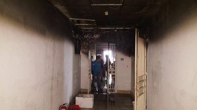 Hà Nội: Không kịp mặc áo ấm, người dân vội vàng ôm con tháo chạy khỏi tòa nhà 17 tầng đang bốc cháy