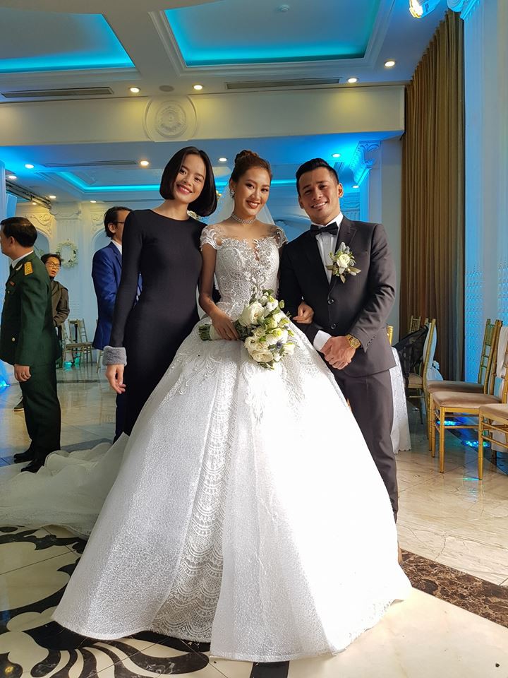 Bạn gái Cường Đô La, Diệp Lâm Anh rạng rỡ đến chúc mừng đám cưới của stylist Pông Chuẩn